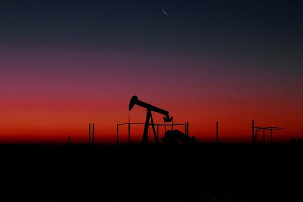 US oil price plunges to its lowest in 21 years