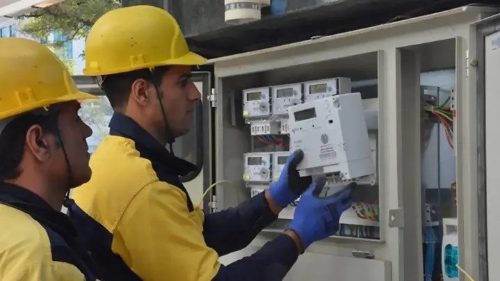 قیمت برق باید واقعی شود اما نه بدون حمایت از مردم