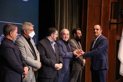اهدای تندیس زرین مدیر موفق ملی به مدیرعامل شرکت نیرو افشان برق فارس